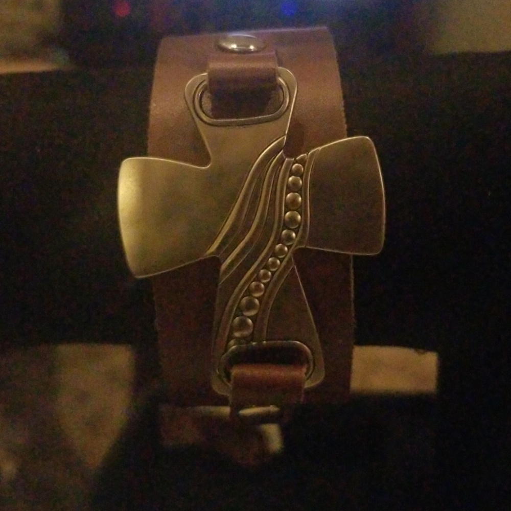 LEATHER STANLESS CROSS BRACLETT